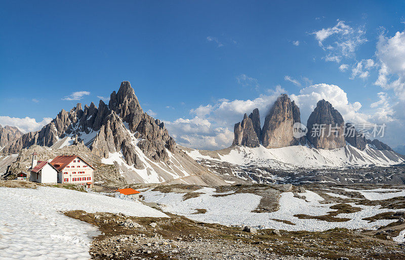 三Cime和帕特诺山全景图。意大利的Sexten Dolomites